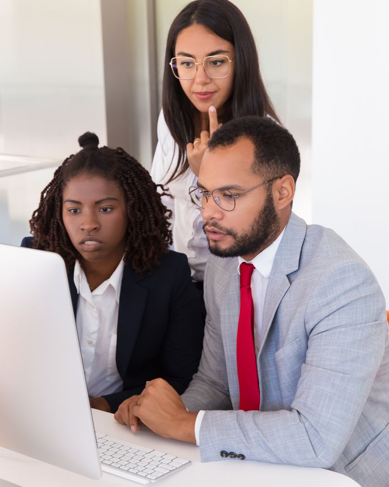 Equipo de consultores trabajando